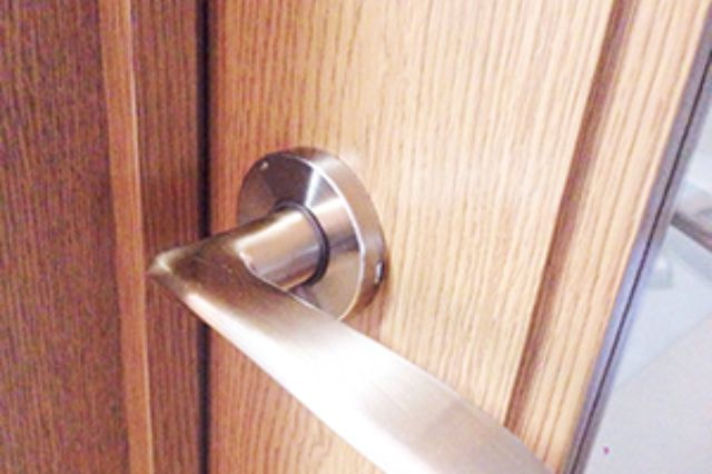 人体に安全な弱酸性次亜塩素酸水CELAセラ水でドアノブなどの除菌殺菌